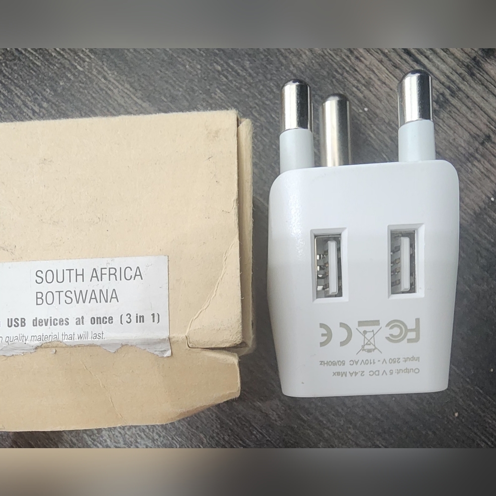 2 TRAVEL ADAPTERS Accepts 1 PLUG & 2 USB DEVICES ULTRA COMPACT